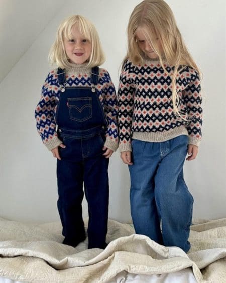 To børn med hver sin Little Inge Sweater på.