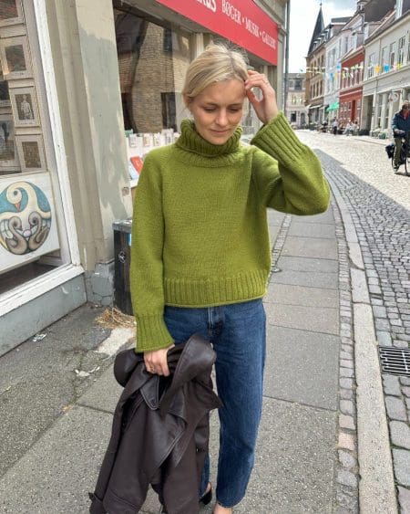 Mette fra PetiteKnit i sin Amy Sweater i den grønne Matcha Peer Gynt i fv. 9564.